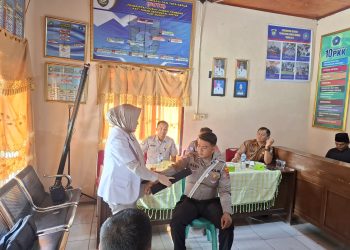 Petugas medis memberikan simulasi penanganan darurat kepada peserta dalam kegiatan PPGD di Desa Sungai Tembang, Kabupaten Bungo.(Dok.Humas)