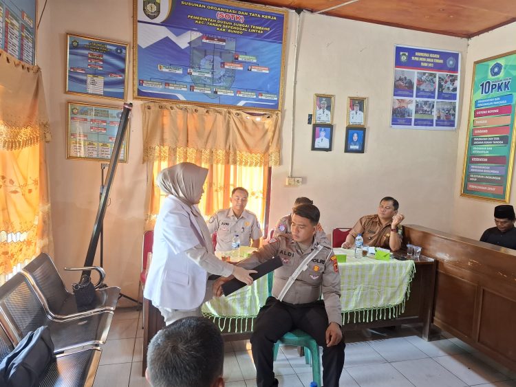 Petugas medis memberikan simulasi penanganan darurat kepada peserta dalam kegiatan PPGD di Desa Sungai Tembang, Kabupaten Bungo.(Dok.Humas)