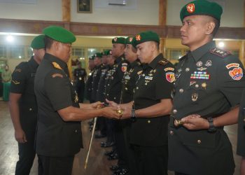 Danrem 042/Gapu Brigjen TNI Heri Purwanto menyerahkan tanda jabatan kepada pejabat baru dalam acara Sertijab pejabat utama dan komandan satuan Korem 042/Gapu di Jambi, Sabtu (30/8/2025). (Dok. Penrem 042/Gapu)