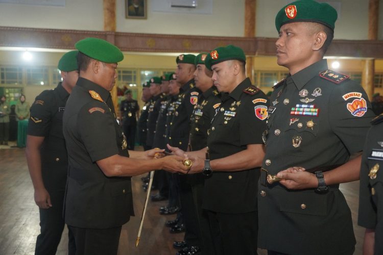 Danrem 042/Gapu Brigjen TNI Heri Purwanto menyerahkan tanda jabatan kepada pejabat baru dalam acara Sertijab pejabat utama dan komandan satuan Korem 042/Gapu di Jambi, Sabtu (30/8/2025). (Dok. Penrem 042/Gapu)