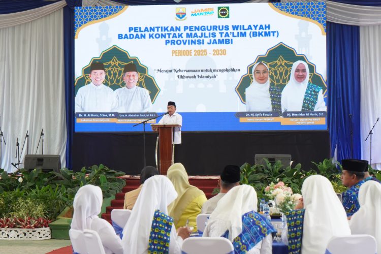 Gubernur Jambi Al Haris menyampaikan sambutan pada Pelantikan Pengurus Wilayah Badan Kontak Majelis Taklim (BKMT) Provinsi Jambi periode 2025–2030 di Ev Garden, Kota Jambi, Sabtu (30/8/2025). (Dok. Adi - Kominfo)