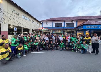 Direktur Lalu Lintas Polda Bengkulu, Kombes Pol. Deddy Nata, S.I.K., bersama komunitas motor, ojek online, media, dan stakeholder usai acara silaturahmi di Gedung Ditlantas Polda Bengkulu, Sabtu (30/8/2025). (Dok.Yola) 