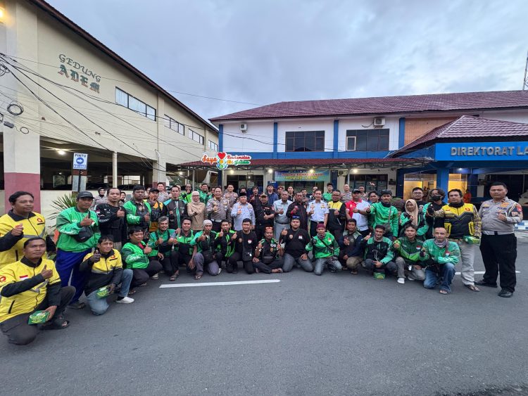 Direktur Lalu Lintas Polda Bengkulu, Kombes Pol. Deddy Nata, S.I.K., bersama komunitas motor, ojek online, media, dan stakeholder usai acara silaturahmi di Gedung Ditlantas Polda Bengkulu, Sabtu (30/8/2025). (Dok.Yola) 