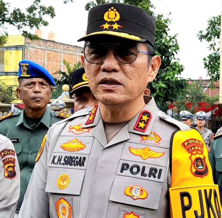 Kapolda Jambi Irjen Pol Krisno H Siregar menyampaikan sikap tegas kepolisian terkait kericuhan demonstrasi di Gedung DPRD Provinsi Jambi, Jumat (29/8/2025). (Dok.Nahar)