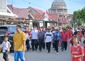 Wali Kota Jambi, Dr. H. Maulana, MKM, berjalan bersama warga dalam kegiatan Jalan Sehat Bahagia di Kelurahan Bakung Jaya, Kecamatan Paal Merah, Minggu (31/8/2025). (Dok. Stephanus)