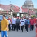 Wali Kota Jambi, Dr. H. Maulana, MKM, berjalan bersama warga dalam kegiatan Jalan Sehat Bahagia di Kelurahan Bakung Jaya, Kecamatan Paal Merah, Minggu (31/8/2025). (Dok. Stephanus)