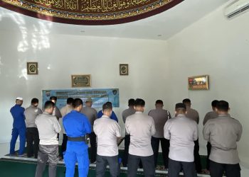 Personel Ditpolairud Polda Jambi melaksanakan salat hajat dan doa bersama di Mushola Al-Ikhlas, Minggu (31/8/2025).(Dok.Nahar)