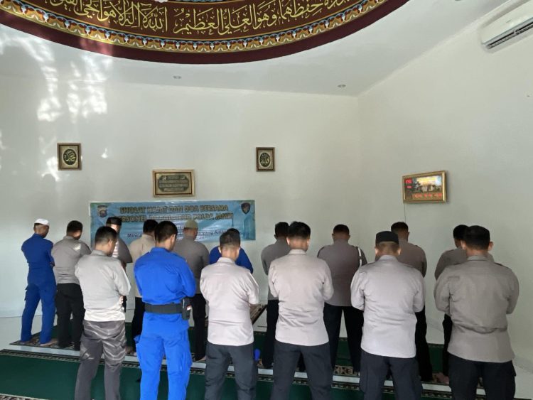 Personel Ditpolairud Polda Jambi melaksanakan salat hajat dan doa bersama di Mushola Al-Ikhlas, Minggu (31/8/2025).(Dok.Nahar)