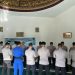 Personel Ditpolairud Polda Jambi melaksanakan salat hajat dan doa bersama di Mushola Al-Ikhlas, Minggu (31/8/2025).(Dok.Nahar)