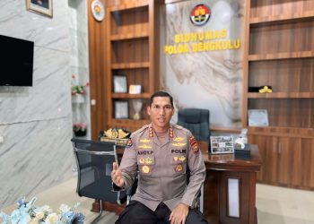 Kabid Humas Polda Bengkulu, Kombes Pol Andy Pramudya Wardana, memberikan keterangan pers terkait SOP penindakan aparat dalam menjaga keamanan masyarakat di Mapolda Bengkulu, Sabtu (30/8/2025). (Dok.Yola)
