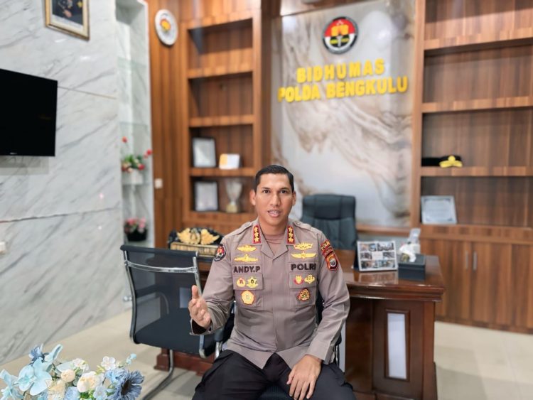 Kabid Humas Polda Bengkulu, Kombes Pol Andy Pramudya Wardana, memberikan keterangan pers terkait SOP penindakan aparat dalam menjaga keamanan masyarakat di Mapolda Bengkulu, Sabtu (30/8/2025). (Dok.Yola)