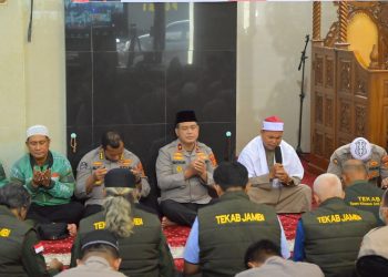 Wakapolda Jambi Brigjen Pol M. Mustaqim bersama personel Polda Jambi mengikuti doa dan salat hajat bersama di Masjid Al-Ikhlas Polda Jambi, Minggu (31/8/2025). (Dok.Nahar)