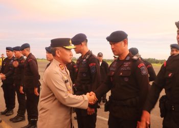 Kapolda Bengkulu Irjen Pol Mardiyono berjabat tangan dengan personel Brimob Polda Bengkulu sebelum diberangkatkan sebagai BKO ke Polda Metro Jaya di Bandara Fatmawati, Bengkulu, Minggu (31/8/2025).(Yola)
