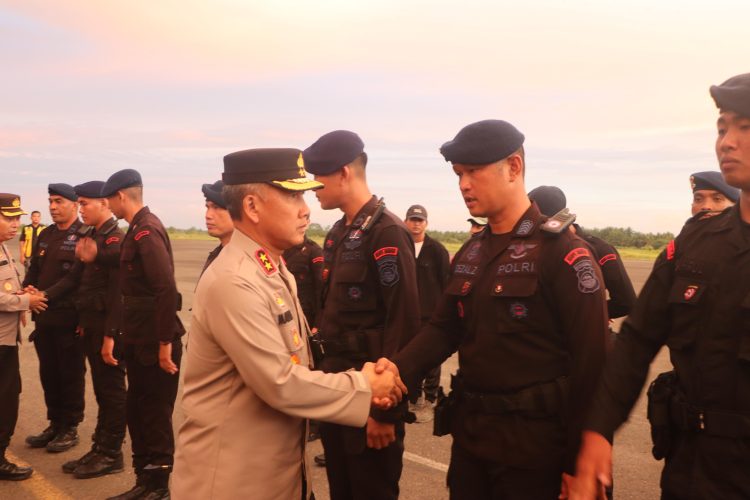 Kapolda Bengkulu Irjen Pol Mardiyono berjabat tangan dengan personel Brimob Polda Bengkulu sebelum diberangkatkan sebagai BKO ke Polda Metro Jaya di Bandara Fatmawati, Bengkulu, Minggu (31/8/2025).(Yola)