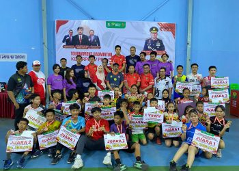 Para juara Kejurprov PBSI Bengkulu 2025 berfoto bersama usai menerima hadiah dan medali pada penutupan turnamen di Lapangan Badminton 55, Kota Bengkulu, Minggu (31/8/2025).(Dok.Yola)