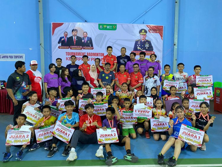 Para juara Kejurprov PBSI Bengkulu 2025 berfoto bersama usai menerima hadiah dan medali pada penutupan turnamen di Lapangan Badminton 55, Kota Bengkulu, Minggu (31/8/2025).(Dok.Yola)