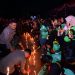Kapolda Jambi Irjen Pol Krisno H. Siregar bersama komunitas ojek online dan masyarakat menyalakan lilin dalam doa bersama dan aksi damai 1.000 lilin di Mapolda Jambi, Minggu (31/8/2025) malam. (Dok.Nahar)