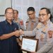 Kapolres Batanghari AKBP Handoyo Yudhy Santosa menerima piagam penghargaan dari KPPN Jambi atas capaian nilai IKPA sempurna pada Semester I Tahun 2025, Rabu (6/8/2025). (Dok. Humas)