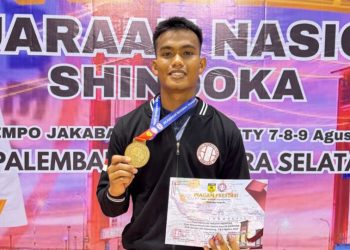 Bripda Bima Prasetiya, personel Batalyon B Pelopor Satbrimob Polda Jambi, menunjukkan medali emas dan piagam prestasi usai menjuarai kelas Kumite -75 Kg perorangan putra senior pada Kejurnas Shindoka Karate 2025 di GOR Dempo, Jakabaring, Palembang, Sabtu (9/8/2025).(dok.humas)
