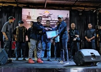 Serah terima kepemimpinan Forum Musisi Jambi dari Veruskhan kepada Mukhlis pada acara pengukuhan disalah satu kafe yang berada di kawasan mayang, Kota Jambi, Selasa (12/08/2025). (Dok.Stepanus) 