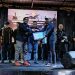 Serah terima kepemimpinan Forum Musisi Jambi dari Veruskhan kepada Mukhlis pada acara pengukuhan disalah satu kafe yang berada di kawasan mayang, Kota Jambi, Selasa (12/08/2025). (Dok.Stepanus) 