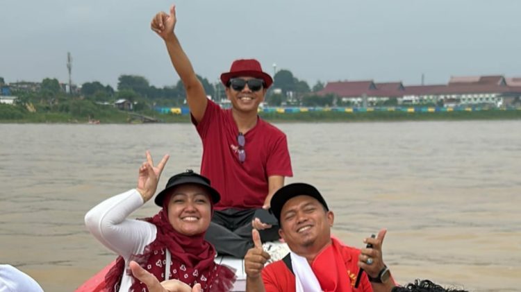 Suasana kemerdekaan di atas Sungai Batanghari, masyarakat Jambi merayakan HUT ke-80 RI dengan penuh semangat dan kebersamaan, Minggu (17/8) (Dok.Penulis)