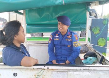 Personel Polisi RW Perairan Ditpolairud Polda Jambi berdialog dengan warga pesisir untuk mendengarkan aspirasi sekaligus menyampaikan imbauan kamtibmas, Rabu (20/8/2025).(dok. Humas)