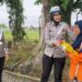 Anggota Satlantas Polresta Jambi menyerahkan bantuan sembako kepada petugas kebersihan dalam kegiatan Jumat Berkah di kawasan Thehok, Kota Jambi, Jumat (22/8/2025).(dok. Nahar)