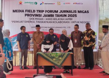 Penyerahan beasiswa SKK Migas–KKKS wilayah Jambi kepada dua pelajar asal Betara di Kantor BUMDes Bersama Betara.lkd, Selasa (26/8/2025). (Dok.Nahar)