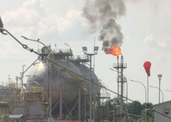Api menyala di flare stack fasilitas migas Jadestone Energy, Kecamatan Betara, Tanjung Jabung Barat, Jambi, Selasa (26/8/2025). (Dok. Stepanus)