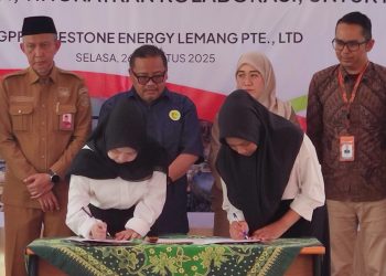 Alvi dan Elsa, Dua Putri Tanjabbar saat menandatangani berita acara, penerimaan Beasiswa Migas di kantor Bumdes Bersama Betara, Selasa (26/8/2025).(Dok. Daus)