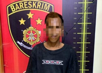 Pelaku penganiayaan berinisial MKA saat diamankan di Mapolres Kerinci. Sabtu (23/8/2025) (dok.humas)