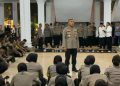 Kapolda Bengkulu Irjen Pol Mardiyono memberikan arahan kepada personel usai pengamanan aksi demonstrasi mahasiswa di depan Gedung DPRD Provinsi Bengkulu, Jumat (29/8/2025) malam. (Dok.Yola)