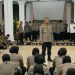 Kapolda Bengkulu Irjen Pol Mardiyono memberikan arahan kepada personel usai pengamanan aksi demonstrasi mahasiswa di depan Gedung DPRD Provinsi Bengkulu, Jumat (29/8/2025) malam. (Dok.Yola)