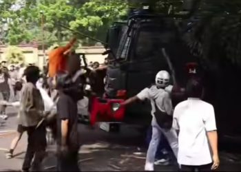 Massa aksi di depan Gedung DPRD Provinsi Jambi terlibat bentrok dengan aparat dan merusak fasilitas, Jumat (29/8/2025).(Dok.Stepanus)