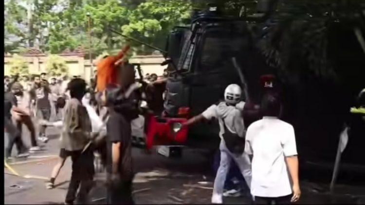Massa aksi di depan Gedung DPRD Provinsi Jambi terlibat bentrok dengan aparat dan merusak fasilitas, Jumat (29/8/2025).(Dok.Stepanus)
