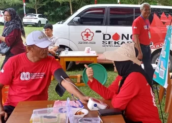 Petugas PMI Kota Jambi memeriksa kesehatan warga sebelum melakukan donor darah dalam kegiatan HUT ke-80 RI di RT 26 Puri Mayang, Kecamatan Alam Barajo, Kota Jambi, Minggu (24/8/2025). (Dok.Daus)