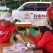 Petugas PMI Kota Jambi memeriksa kesehatan warga sebelum melakukan donor darah dalam kegiatan HUT ke-80 RI di RT 26 Puri Mayang, Kecamatan Alam Barajo, Kota Jambi, Minggu (24/8/2025). (Dok.Daus)