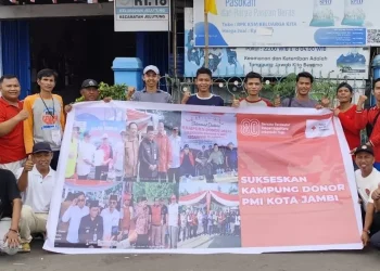 Warga RT 18 Kelurahan Jelutung, Kecamatan Jelutung, Kota Jambi, berfoto bersama usai menggelar kegiatan donor darah dalam rangka HUT ke-80 RI, Minggu (18/8/2025). (Dok.Daus)