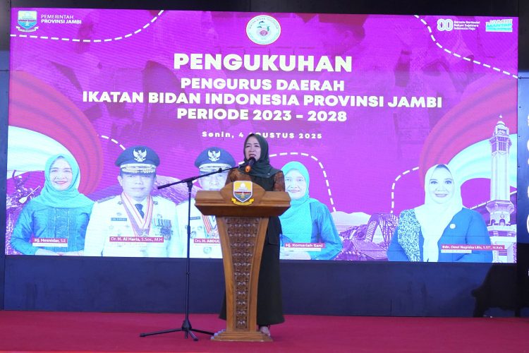 Ketua TP-PKK Provinsi Jambi, Hj. Hesnidar Haris, menyampaikan sambutan dalam acara Pengukuhan Pengurus Daerah Ikatan Bidan Indonesia (IBI) Provinsi Jambi periode 2023–2028 di Auditorium Rumah Dinas Gubernur Jambi, Senin (4/8/2025). (Dok. Adi - Kominfo)