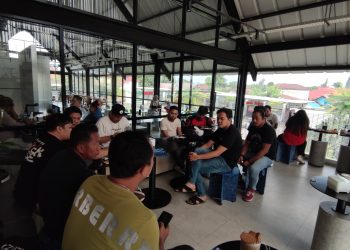 Penggagas Rock Rise, Eko Sinyo (kaos hitam - kanan) dan Andry JMB Pro (kaos hijau - kiri), memberikan arahan kepada perwakilan band peserta di salah satu kafe di kawasan Mayang, Kota Jambi, Senin (4/8/2025) sore. (Dok. Yola)