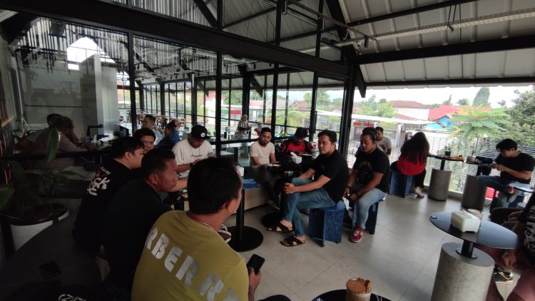 Penggagas Rock Rise, Eko Sinyo (kaos hitam - kanan) dan Andry JMB Pro (kaos hijau - kiri), memberikan arahan kepada perwakilan band peserta di salah satu kafe di kawasan Mayang, Kota Jambi, Senin (4/8/2025) sore. (Dok. Yola)