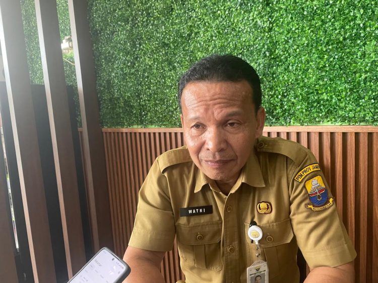 Watni, Pejabat Fungsional Madya Pelayanan Dasar Biro Kesra Setda Provinsi Jambi, memberikan keterangan terkait peluncuran program beasiswa Pro-Jambi Cerdas tahun 2025, diruang kerjanya, Senin (4/8/2025). (dok. Yola)