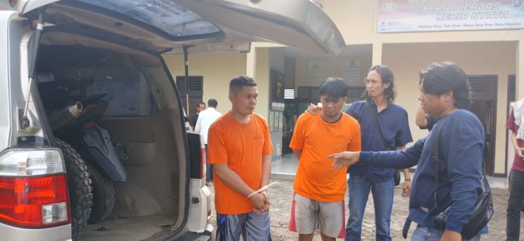 Dua tersangka kasus pencurian sepeda motor ditunjukkan kepada media di halaman Polsek Kota Baru, Jambi, Sabtu (2/8/2025). Polisi menyita satu unit sepeda motor Honda CRF milik korban yang ditemukan di dalam mobil pelaku. (Foto: Nahar)