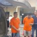 Dua tersangka kasus pencurian sepeda motor ditunjukkan kepada media di halaman Polsek Kota Baru, Jambi, Sabtu (2/8/2025). Polisi menyita satu unit sepeda motor Honda CRF milik korban yang ditemukan di dalam mobil pelaku. (Foto: Nahar)
