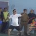 Bupati Kerinci, Monadi, melakukan smash dalam laga ekshibisi pembuka Turnamen Bulutangkis Bupati Cup II 2025 di Gedung Serbaguna Desa Dusun Baru, Kecamatan Siulak, Selasa (5/8). (Dok. Yola)