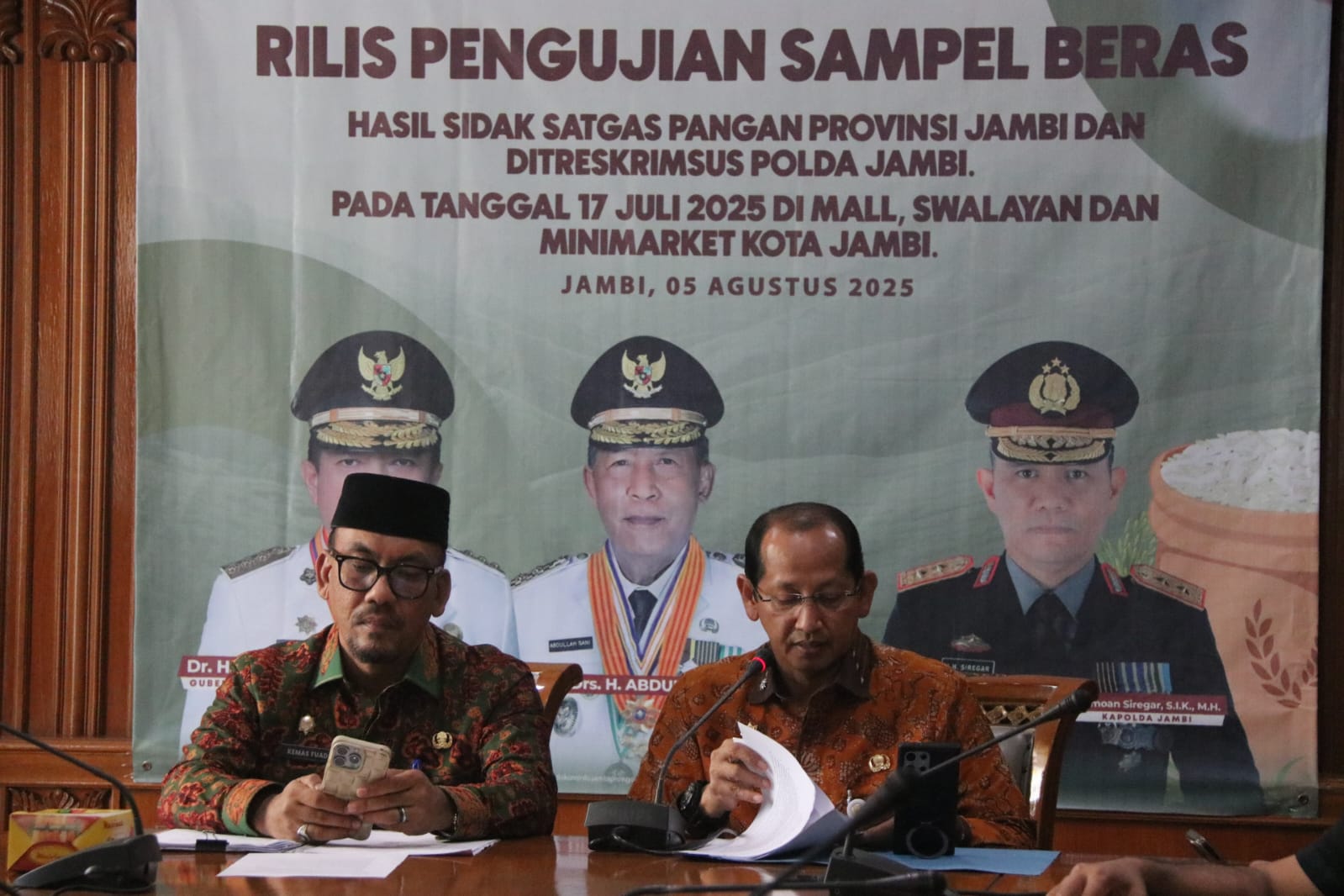 Asisten II Setda Provinsi Jambi, Johansyah (kanan), bersama Kepala Dinas Perindustrian dan Perdagangan Kemas Muhammad Fuad (kiri), saat konferensi pers rilis hasil uji sampel beras, Selasa (5/8/2025). (Dok. Nahar)