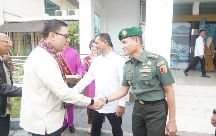 Kasrem 042/Gapu Kolonel Inf Slamet Riyadi (kanan) berjabat tangan dengan Wakil Ketua Komisi I DPR RI dr. Dave Akbarsyah Fikarno Laksono saat penyambutan Tim Reses di Bandara Sultan Thaha, Jambi, Senin (11/8/2025). (Dok. Nahar)