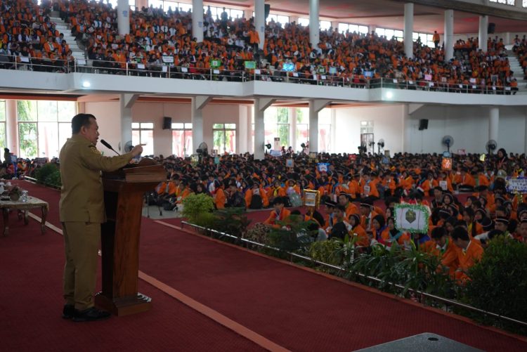 Gubernur Jambi Al Haris memberikan motivasi kepada 7.800 mahasiswa baru Universitas Jambi dalam kegiatan Pengenalan Kehidupan Kampus Mahasiswa Baru (PKKMB) 2025 di Balairung UNJA Mendalo, Muaro Jambi, Senin (11/8/2025). (Dok. Yola)