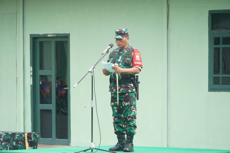 Danrem 042/Gapu Brigjen TNI Heri Purwanto memimpin apel pemberangkatan Satgas Karhutla Provinsi Jambi di Lapangan Makorem 042/Gapu, Senin (11/8/2025) (Dok. nahar)
